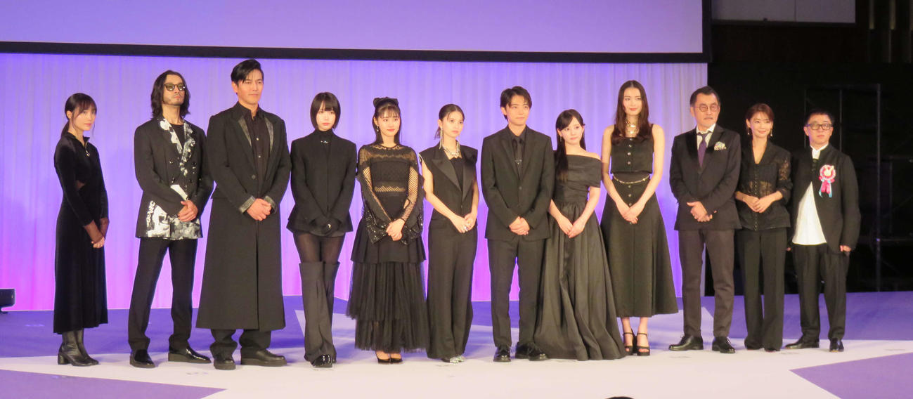 【推しの子】ドラマ＆映画のワールドプレミアに登壇した、左から松本花奈監督、金子ノブアキ、要潤、あの、原菜乃華、齋藤飛鳥、櫻井海音、齊藤なぎさ、茅島みずき、吉田鋼太郎、倉科カナ、スミス監督