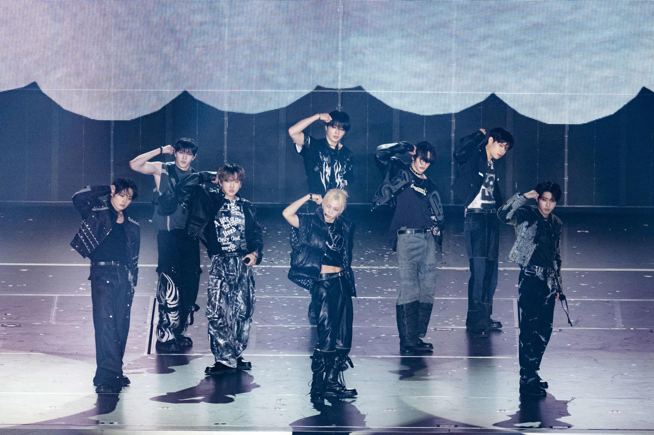 ワールドツアー東京ドーム公演でパフォーマンスするStray Kids。左からリノ、バンチャン、チャンビン、フィリックス（手前）、アイエン、ヒョンジン、スンミン、ハン（田中聖太郎氏撮影）