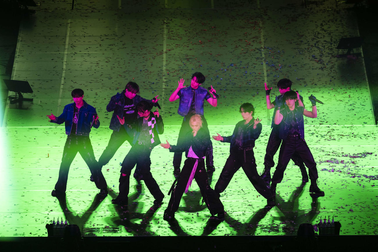 ワールドツアー東京ドーム公演でパフォーマンスするStray Kids。左からバンチャン、チャンビン、ヒョンジン、フィリックス（手前）、ハン、リノ、スンミン、アイエン（田中聖太郎氏撮影）