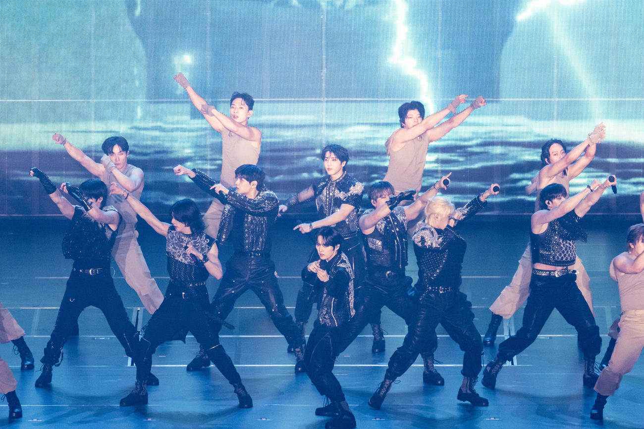 ワールドツアー東京ドーム公演でパフォーマンスするStray Kids。左からアイエン、ヒョンジン、スンミン、リノ（手前）、ハン、チャンビン、フィリックス、バンチャン（田中聖太郎氏撮影）