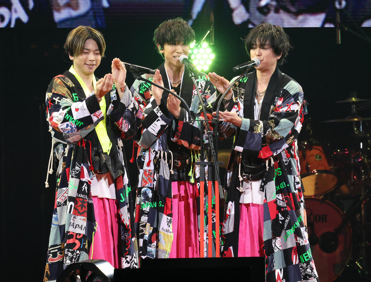 熱唱でライブを盛り上げるNEWS。左から増田貴久、小山慶一郎、加藤シゲアキ（撮影・中島郁夫）