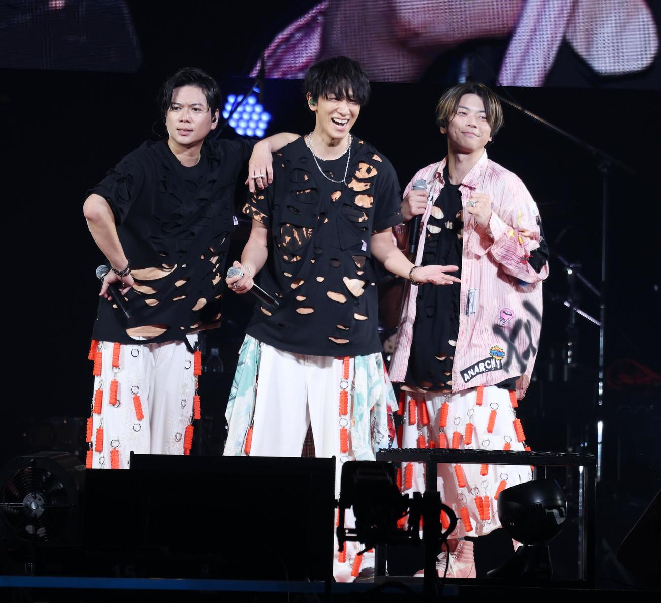 ステージを盛り上げるNEWS。加藤シゲアキ、小山慶一郎、増田貴久（撮影・中島郁夫）