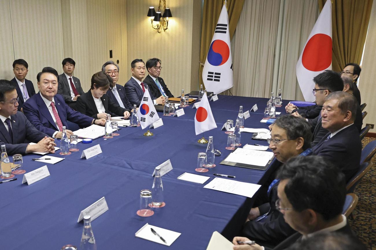韓国の尹錫悦大統領（奥左から2人目）と会談する石破首相（右手前から3人目）（代表撮影・共同）
