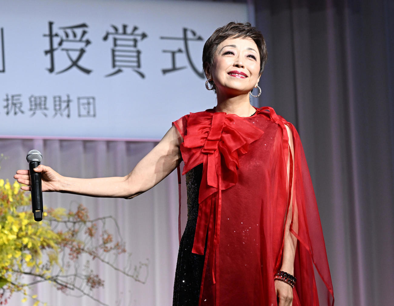 第13回「岩谷時子賞」授賞式で特別賞を受賞し、歌唱を披露するクミコ（撮影・千葉一成）