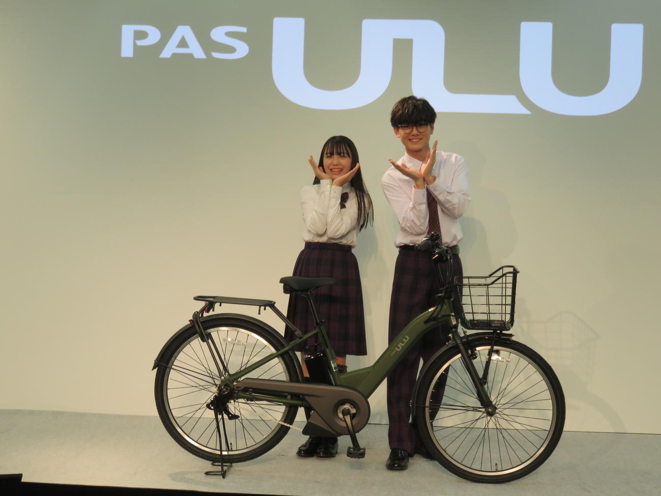 ヤマハの電動アシスト自転車「PAS」の新型モデル発表会に出席した稲垣来泉（左）と小田惟真