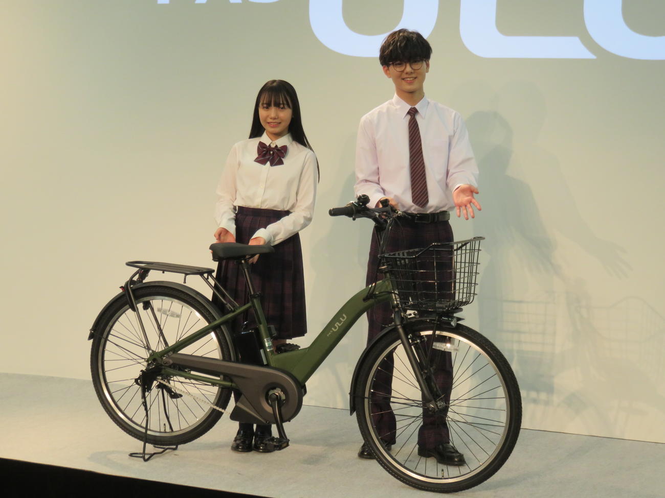 ヤマハの電動アシスト自転車「PAS」の新型モデル発表会に出席した稲垣来泉（左）と小田惟真