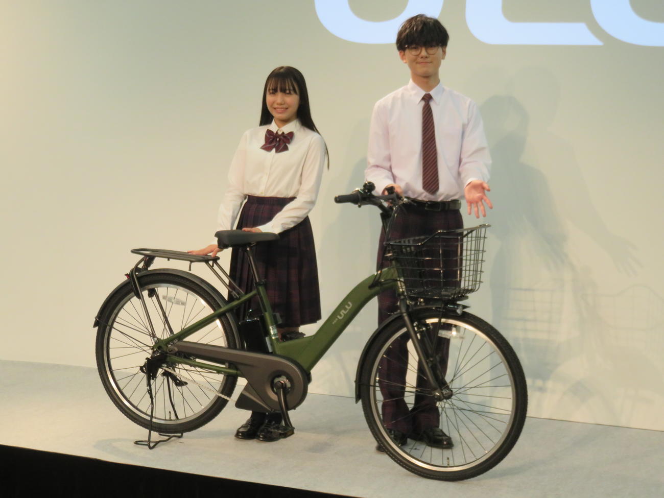 ヤマハの電動アシスト自転車「PAS」の新型モデル発表会に出席した稲垣来泉（左）と小田惟真