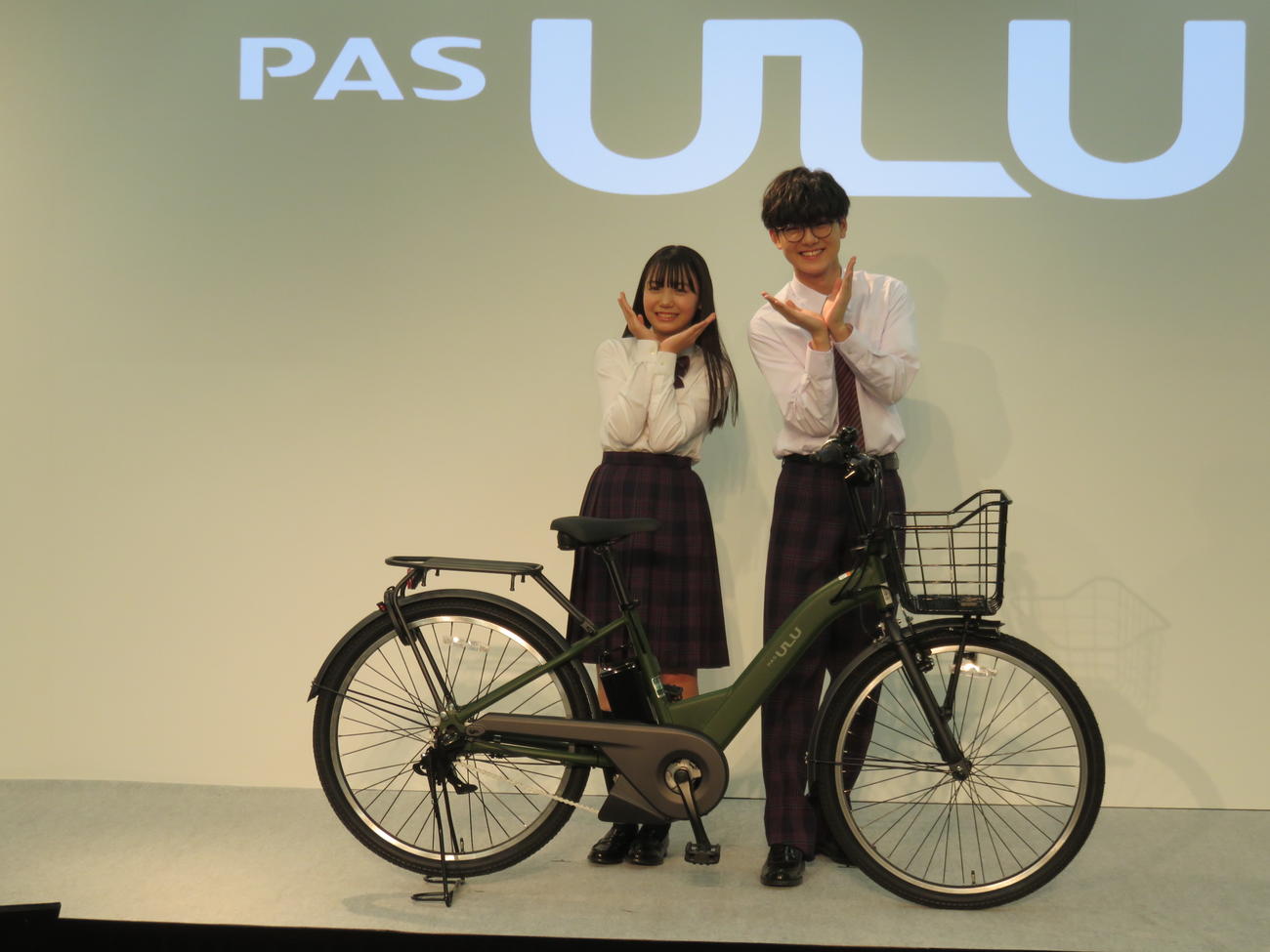 ヤマハの電動アシスト自転車「PAS」の新型モデル発表会に出席した稲垣来泉（左）と小田惟真