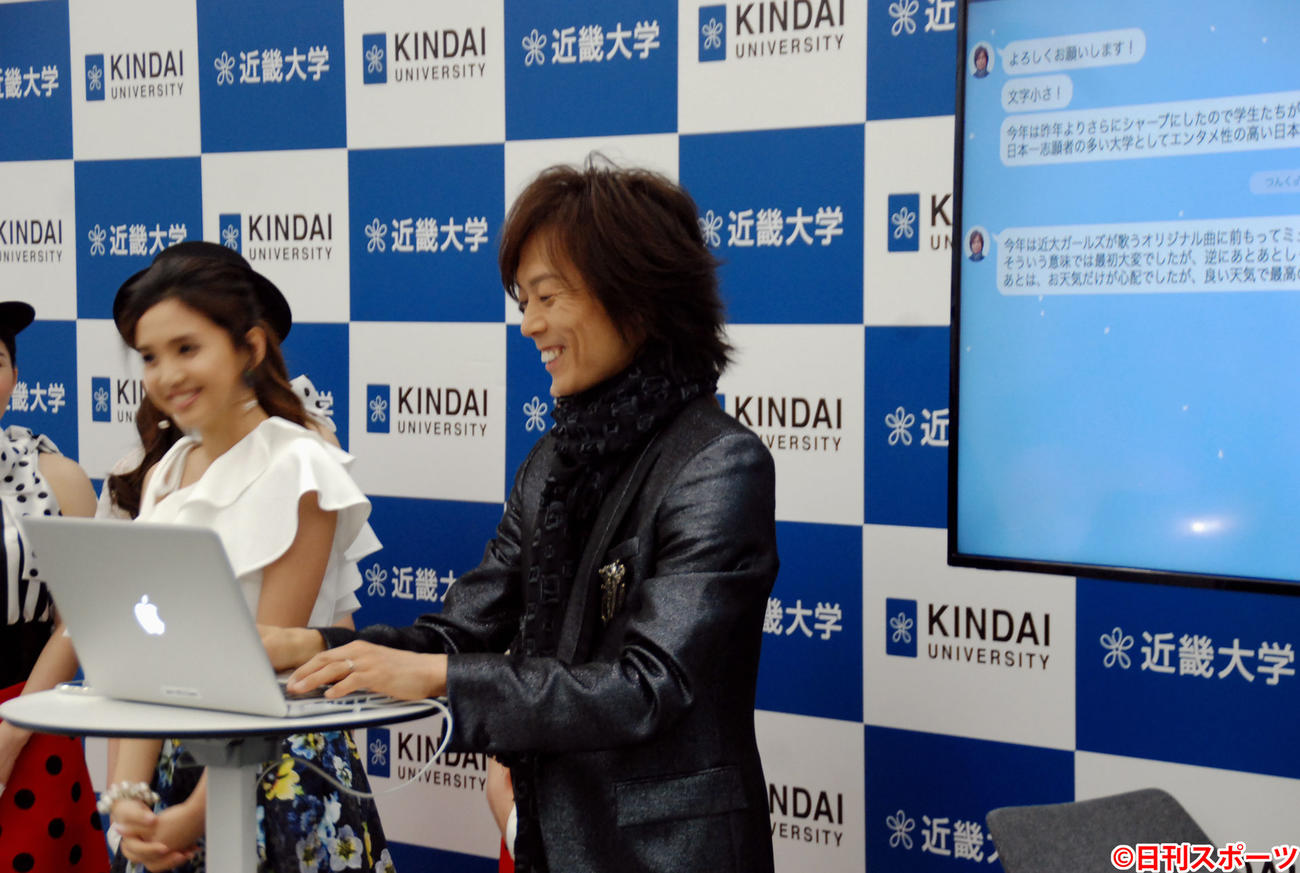 パソコンのキーをたたき、質問に答えるつんく♂（2018年撮影）