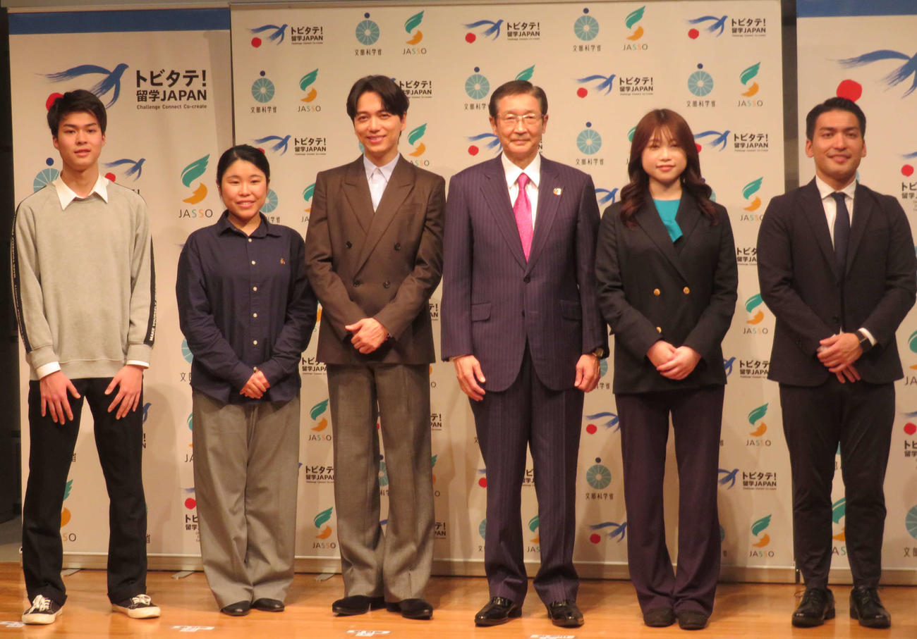 文部科学省「Global×Innovation人材育成フォーラム」に登壇した山崎育三郎（左から3人目）ら（撮影・村上幸将）