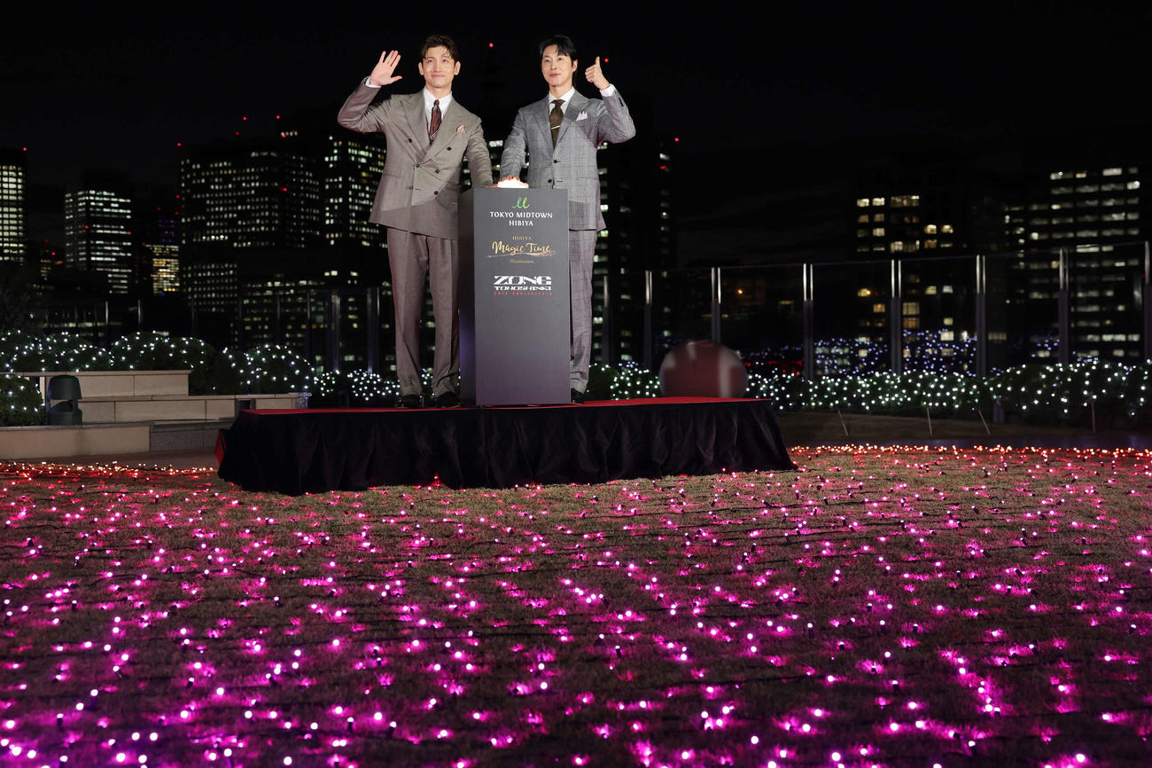 東京ミッドタウン日比谷のイルミネーション点灯セレモニーに登場した東方神起のチャンミン（左）とユンホ（撮影・野上伸悟）
