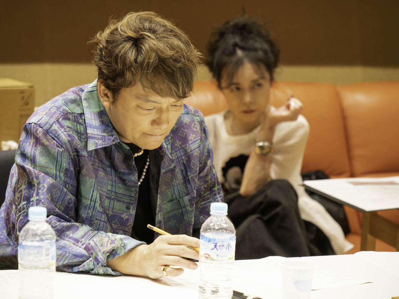 レコーディング中に考え込む香取慎吾。後方は中森明菜