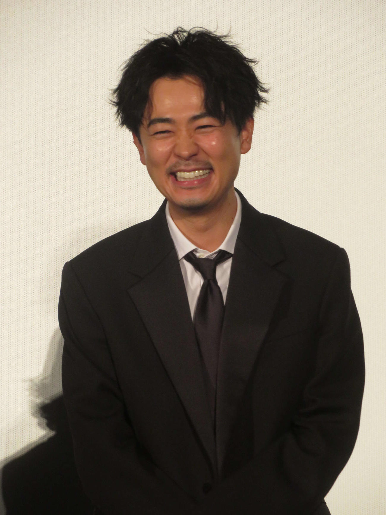 映画「雨の中の慾情」プレミア上映会で笑みを浮かべる成田凌（撮影・村上幸将）