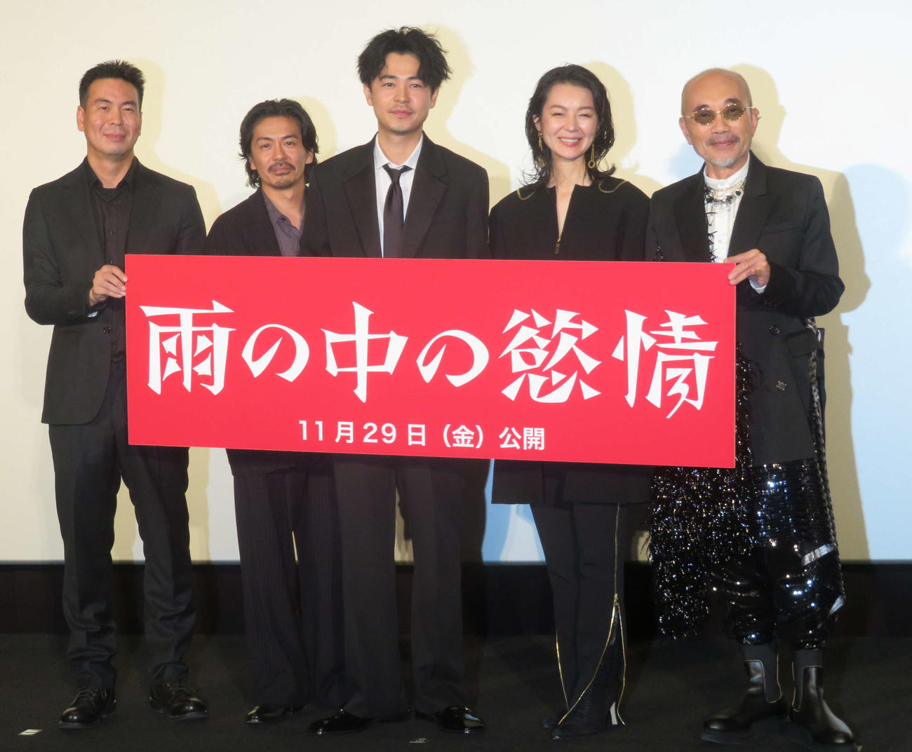 映画「雨の中の慾情」プレミア上映会に登壇した、左から片山慎三監督、森田剛、成田凌、中村映里子、竹中直人（撮影・村上幸将）