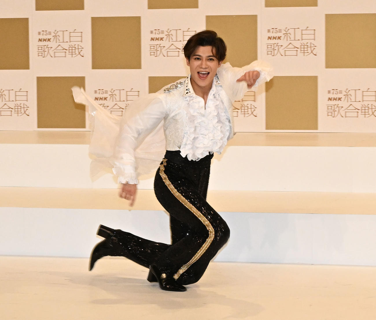 第75回NHK紅白歌合戦に初出場が決まり、膝スライディングを披露する新浜レオン（撮影・千葉一成）