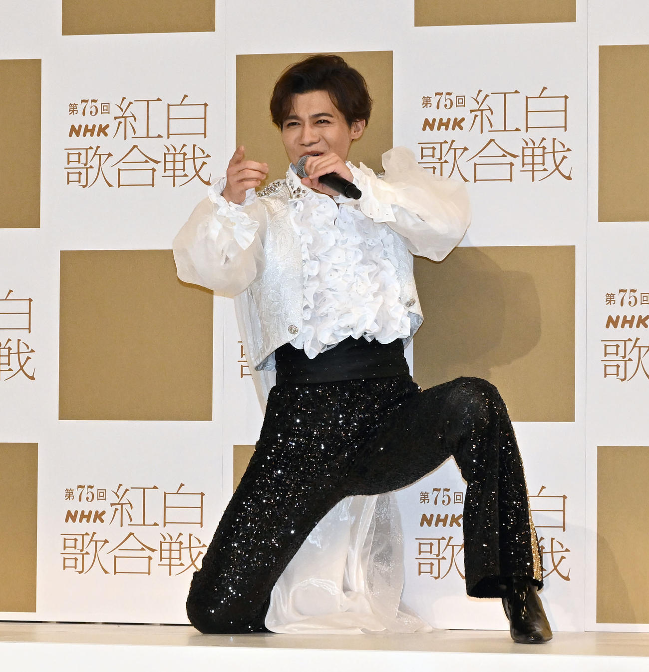 第75回NHK紅白歌合戦に初出場が決まり、膝スライディングを披露した新浜レオン（撮影・千葉一成）