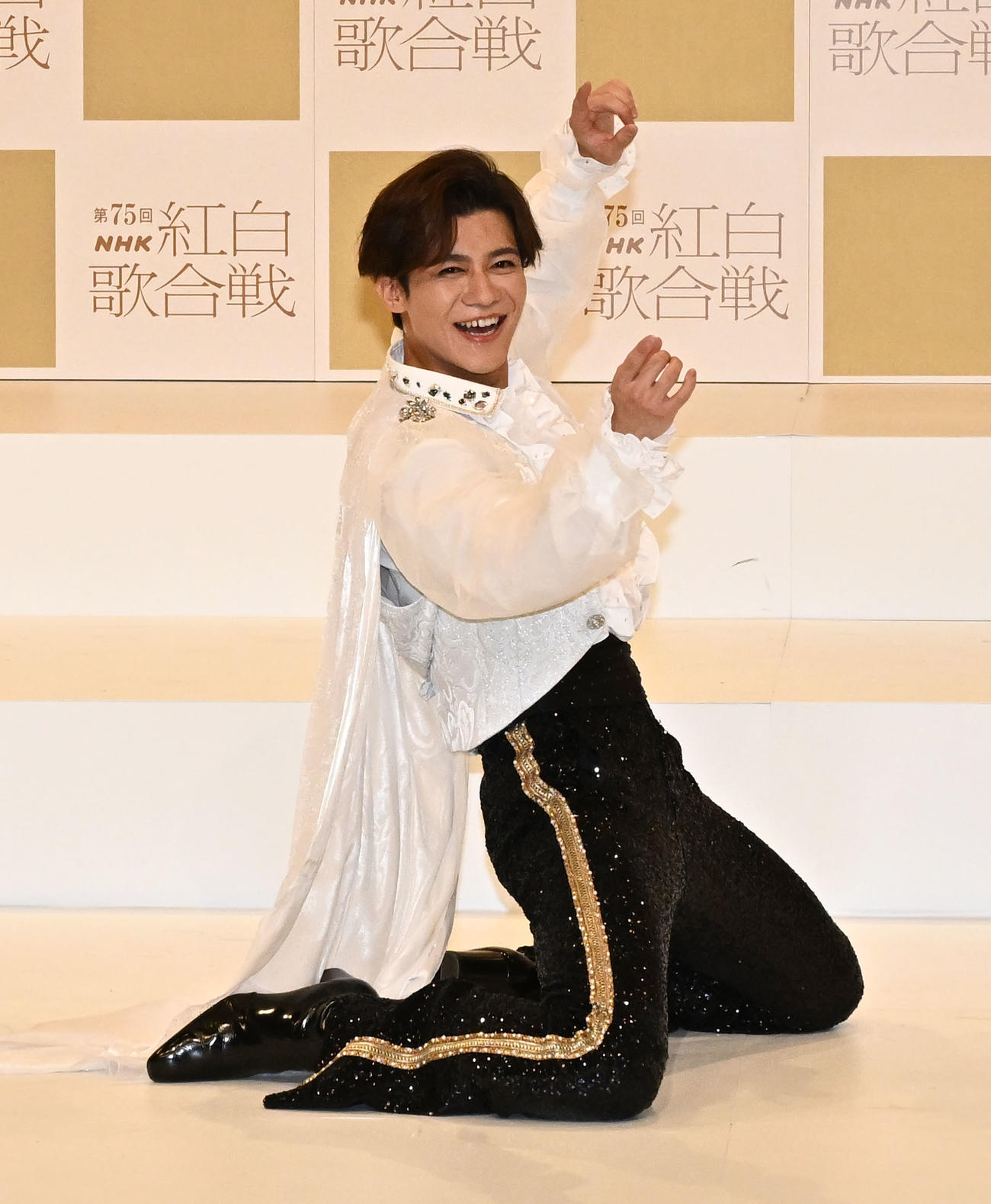 第75回NHK紅白歌合戦に初出場が決まり、ポーズを決める新浜レオン（撮影・千葉一成）