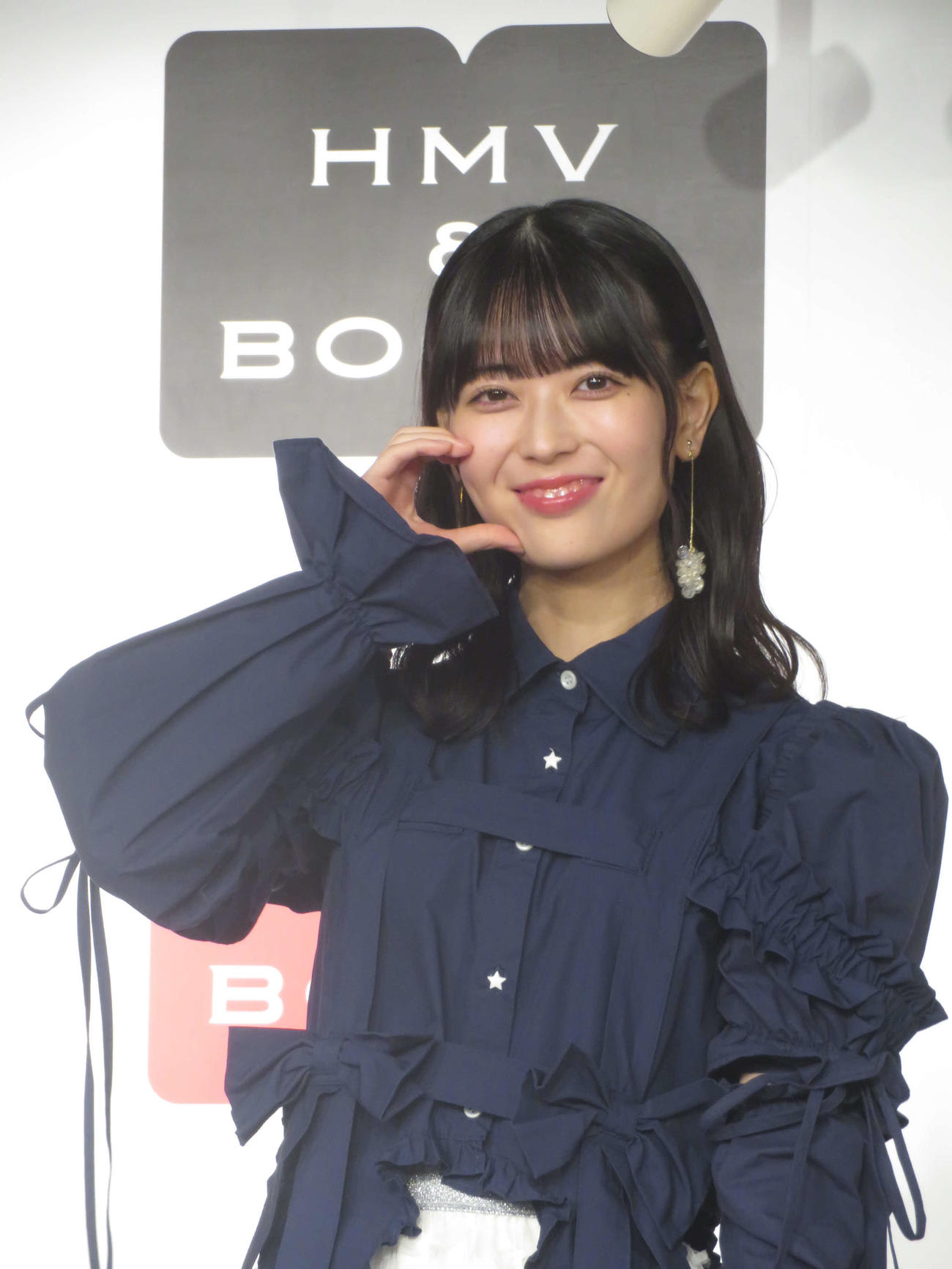 ほっぺハートポーズを披露する岩本蓮加
