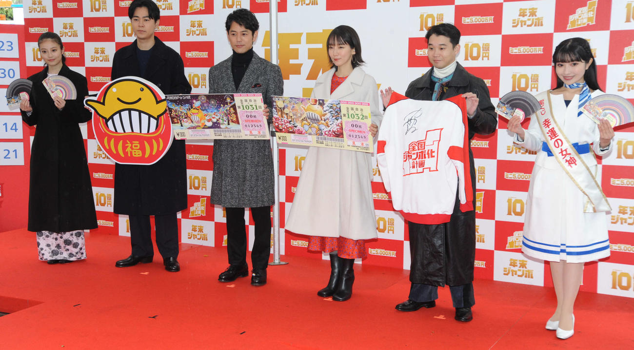 「年末ジャンボ宝くじ」「年末ジャンボミニ」発売記念イベントに出席した、左から今田美桜、成田凌、妻夫木聡、吉岡里帆、矢本悠馬、宝くじ「幸運の女神」の木戸結菜さん（撮影・松尾幸之介）