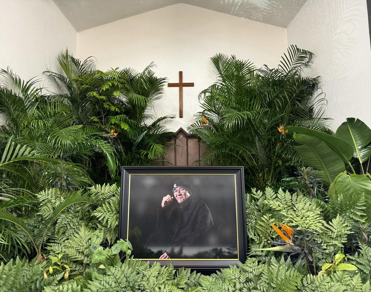 火野正平さんの祭壇（ご遺族提供。遺影は石田航氏撮影）