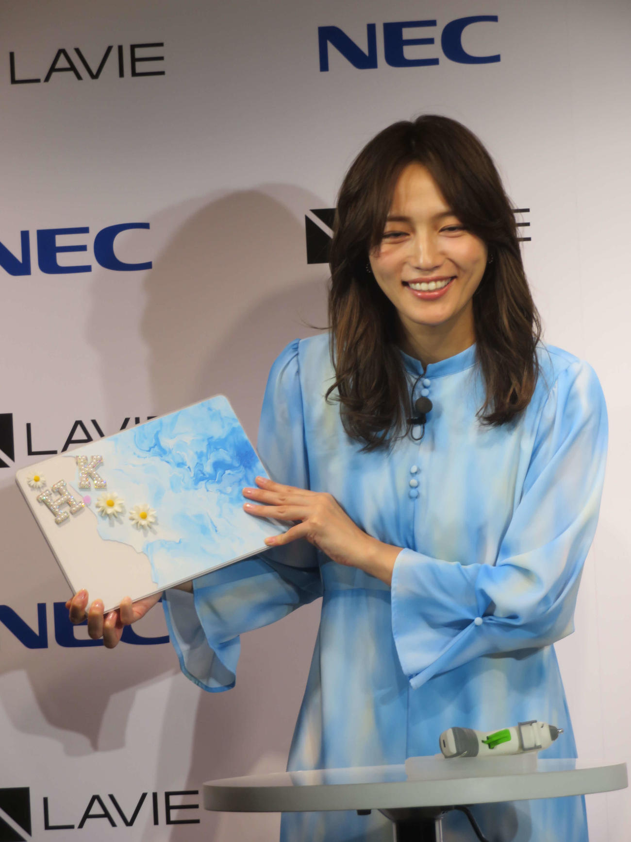 NECパソコン「LAVIE SOL」新CM発表会で、自らデコったパソコンを手に笑顔の川口春奈（撮影・村上幸将）