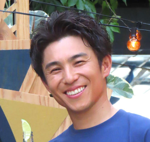 中尾明慶「これで夫婦で走ってたらさすがに週刊誌案件」ギャル仕様のカブにまたがる様子を公開