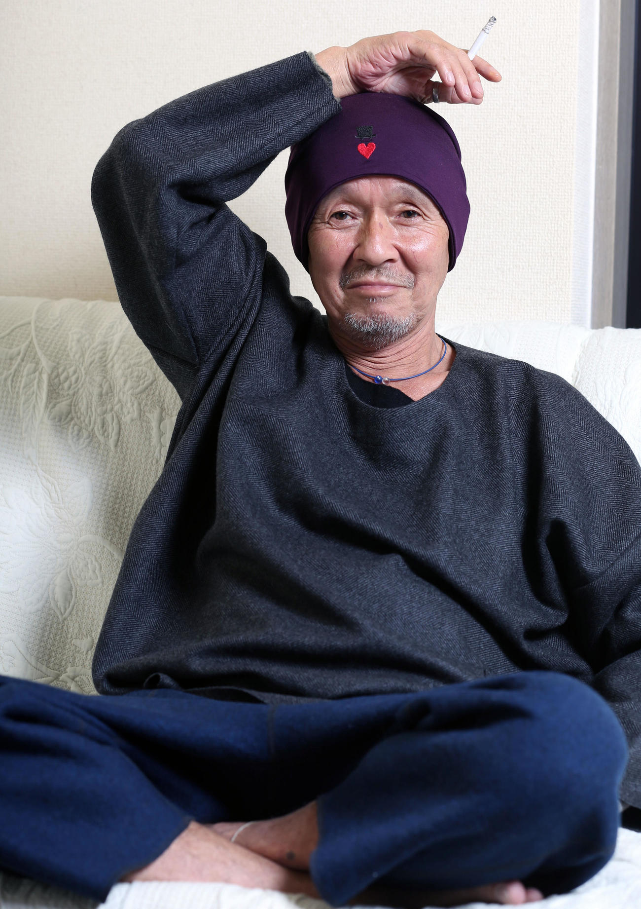 たばこをくゆらせながら、笑顔を見せる火野正平さん（2016年1月撮影）