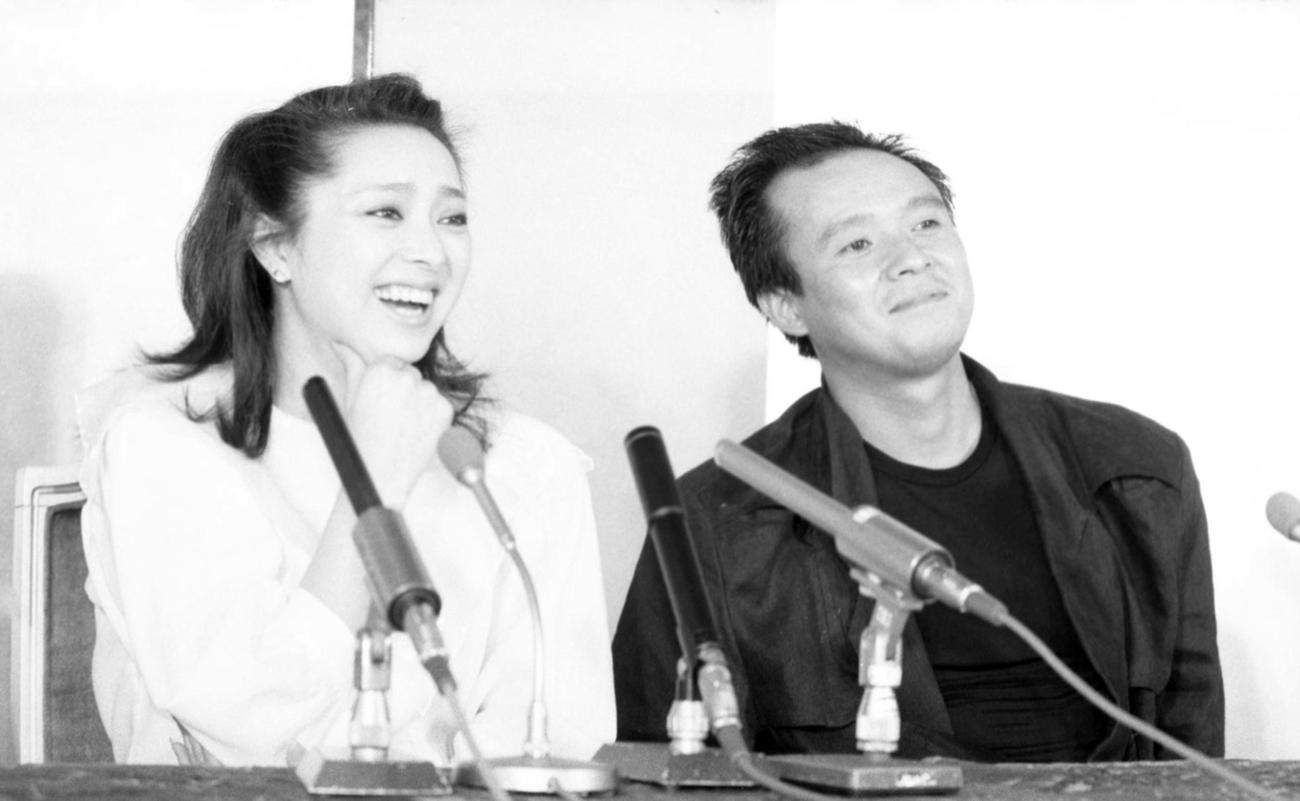 新藤恵美（左）と共演する火野正平さん（1984年撮影）