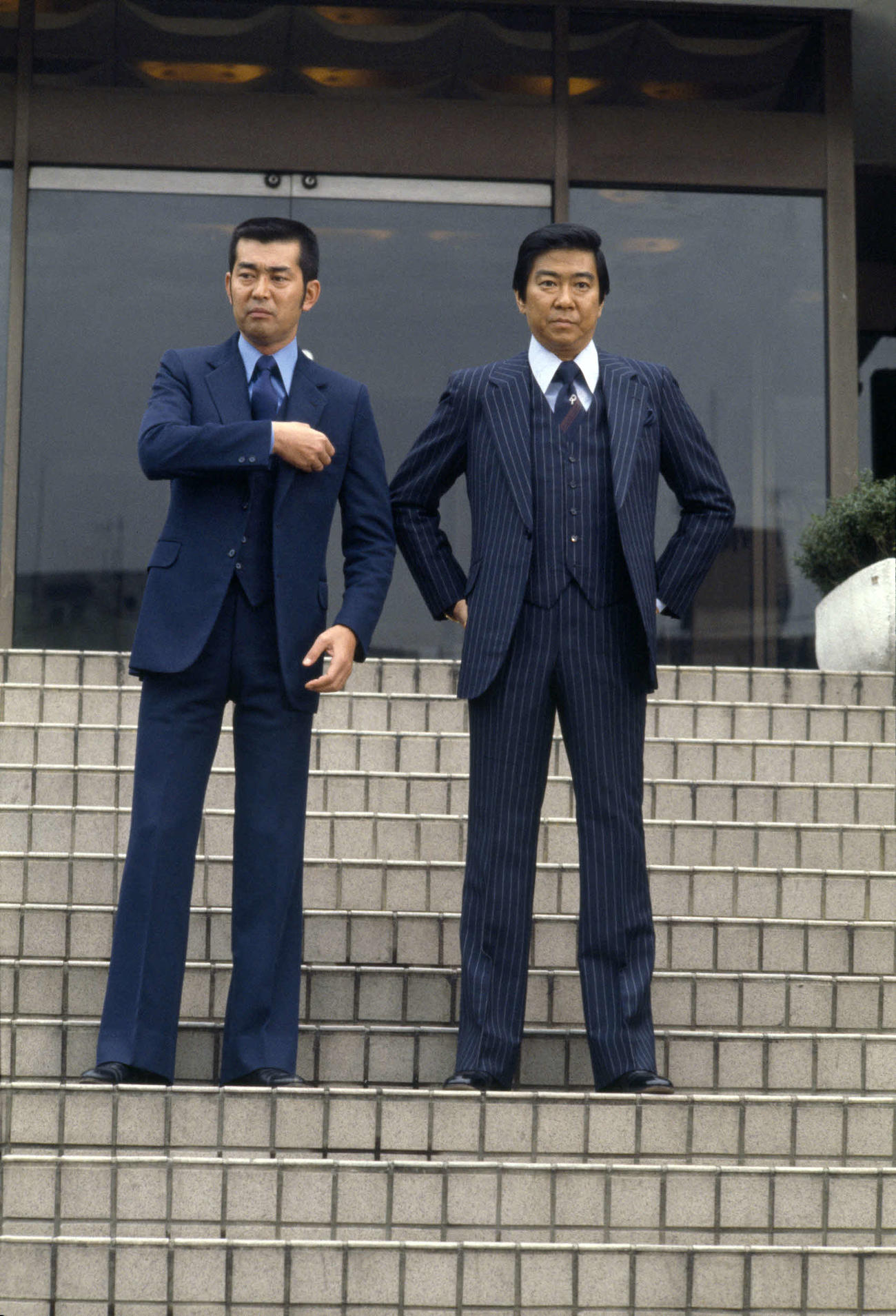 大門圭介を演じた渡哲也さん（左）、木暮謙三課長を演じた石原裕次郎さん