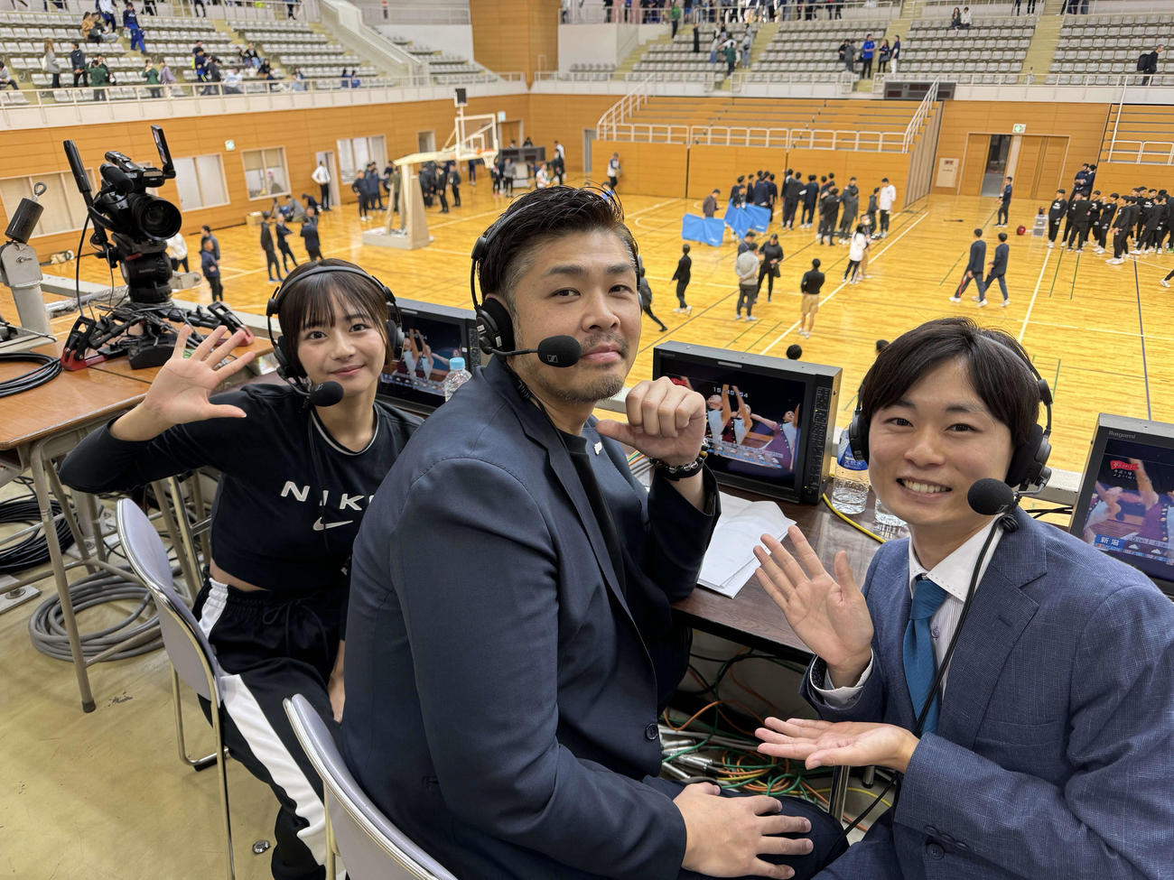 アルビBBの鵜沢潤HC（写真中央）とバスケタレントすみぽんさん（同左）の豪華ダブル解説でした！