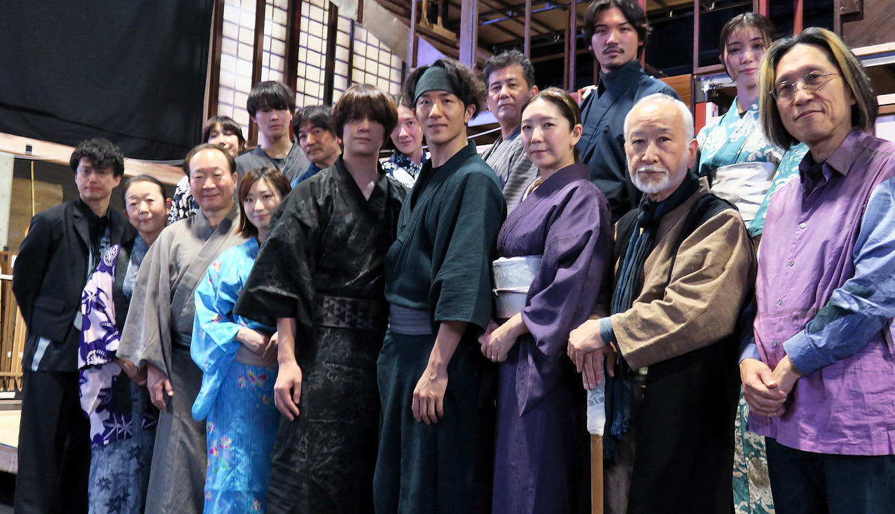 舞台「天保十二年のシェイクスピア」囲み会見で。前列左から、演出家藤田俊太郎、梅沢昌代、中村梅雀、唯月ふうか、浦井健治、大貫勇輔、瀬奈じゅん、木場勝己、作曲家宮川彬良、後列左から、福田えり、猪野広樹、玉木孝匡、土井ケイト、阿部裕、章平、綾凰華
