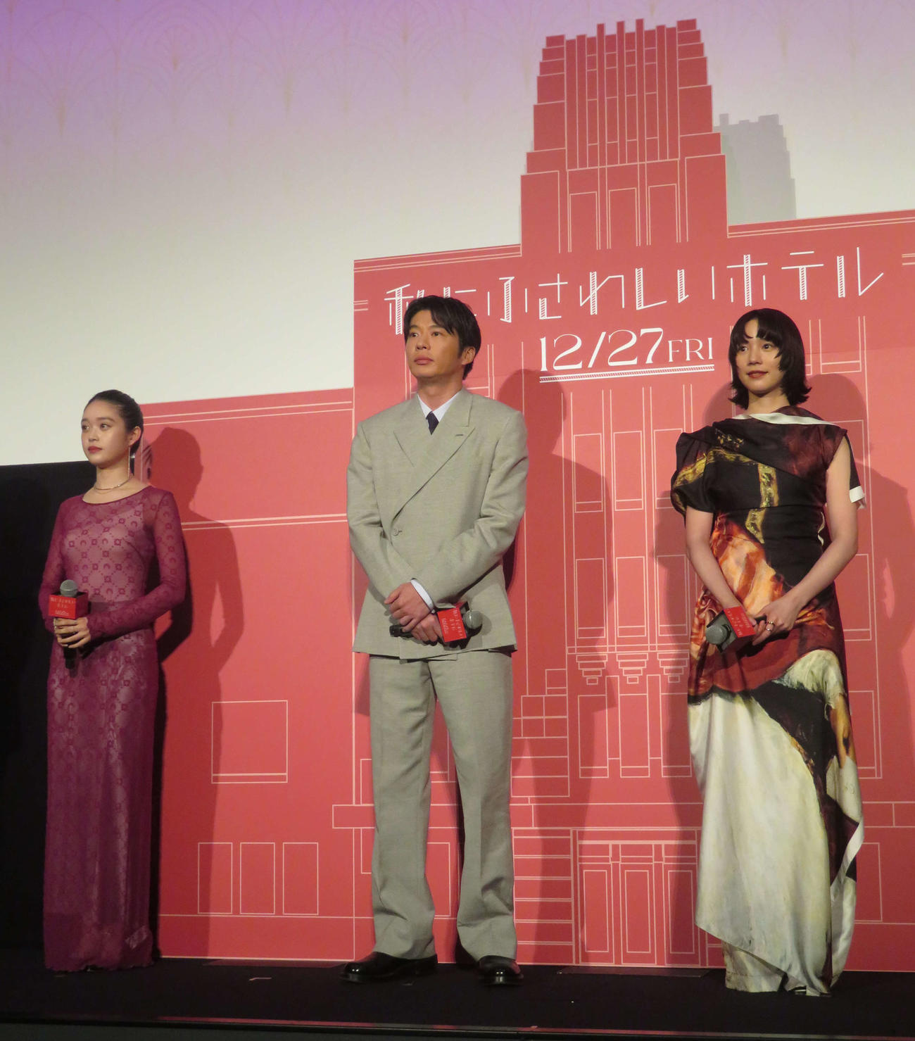 映画「私にふさわしいホテル」完成披露上映会に登壇した、左から高石あかり、田中圭、のん（撮影・村上幸将）