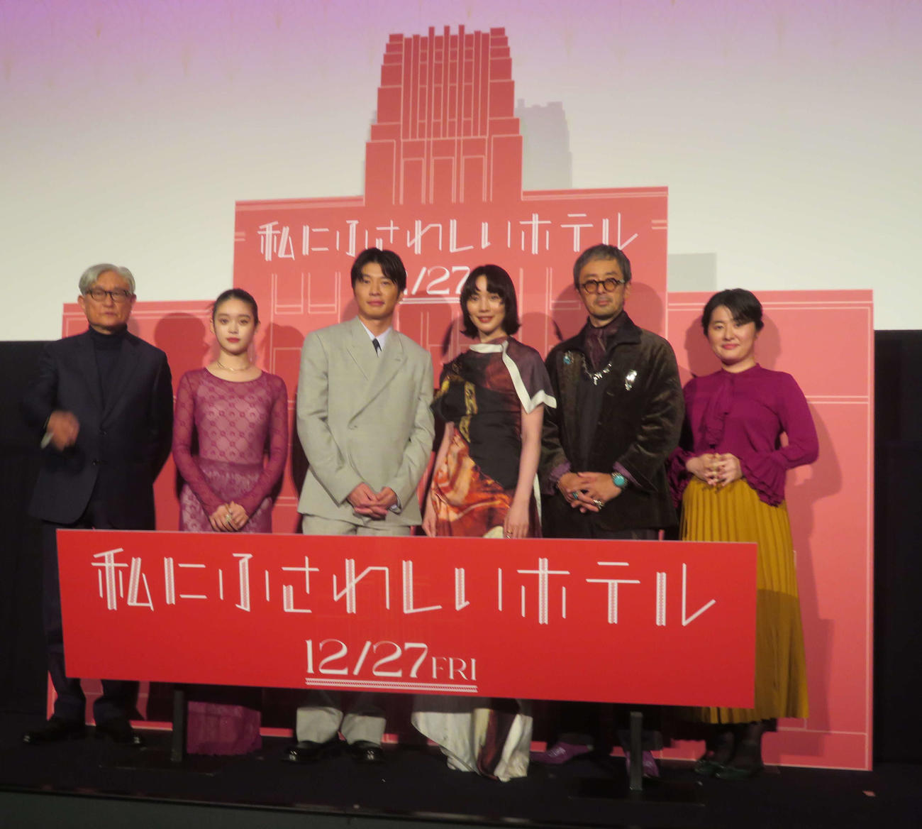 映画「私にふさわしいホテル」完成披露上映会に登壇した、左から堤幸彦監督、高石あかり、田中圭、のん、滝藤賢一、柚木麻子氏（撮影・村上幸将）