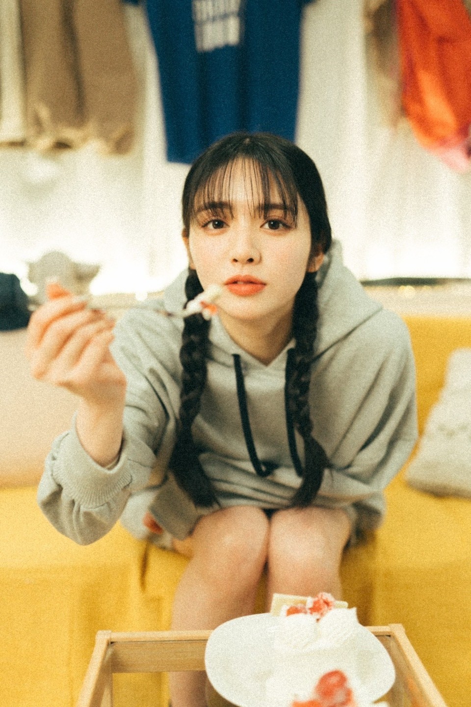 「君となら…feat.RYOJI」のミュージックビデオに出演している、FRUITS ZIPPER鎮西寿々歌