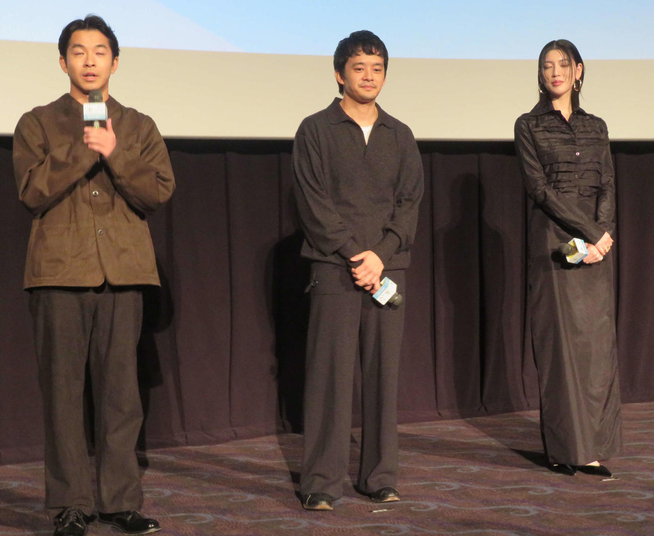 映画「本心」公開御礼舞台あいさつに登壇した、左から仲野太賀、池松壮亮、三吉彩花（撮影・村上幸将）