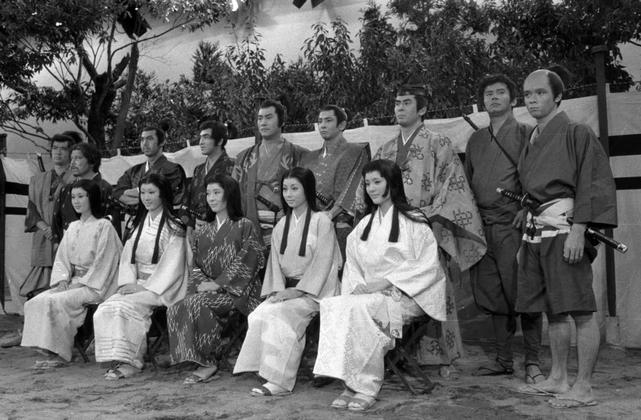 72年、NHK大河ドラマ「国盗り物語」木下藤吉郎役の火野正平さん（右端）