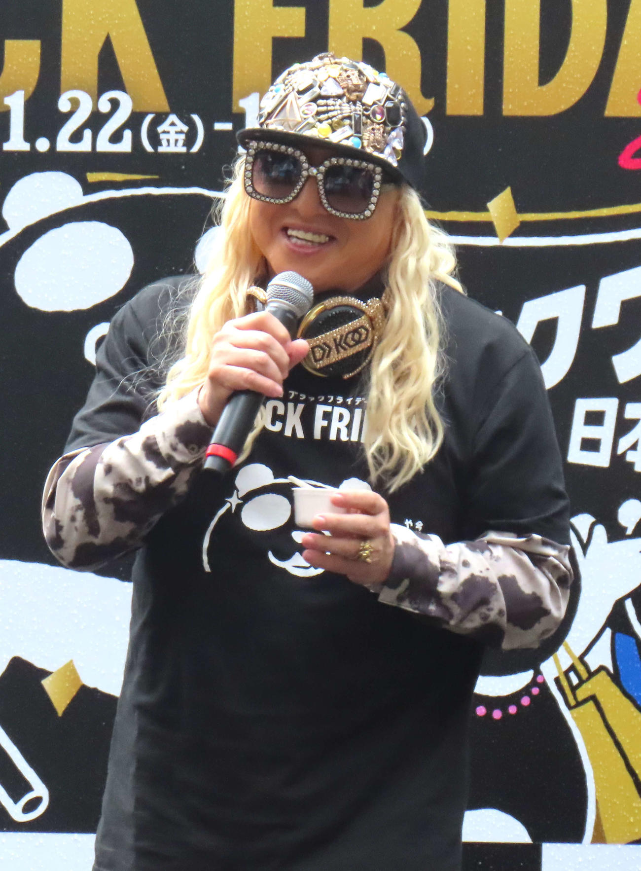 「イオン　ブラックフライデーセール」キックオフイベントに登壇したDJ KOO