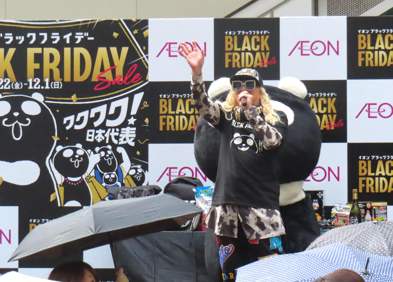 「イオン　ブラックフライデーセール」キックオフイベントに登壇したDJ KOO