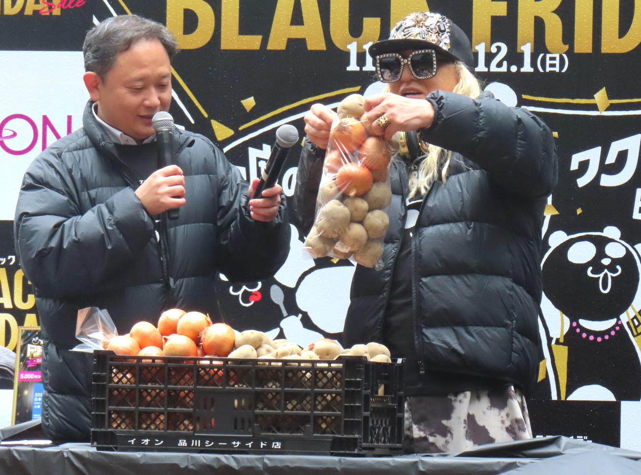 野菜の詰め放題に挑戦するDJ KOO（右）
