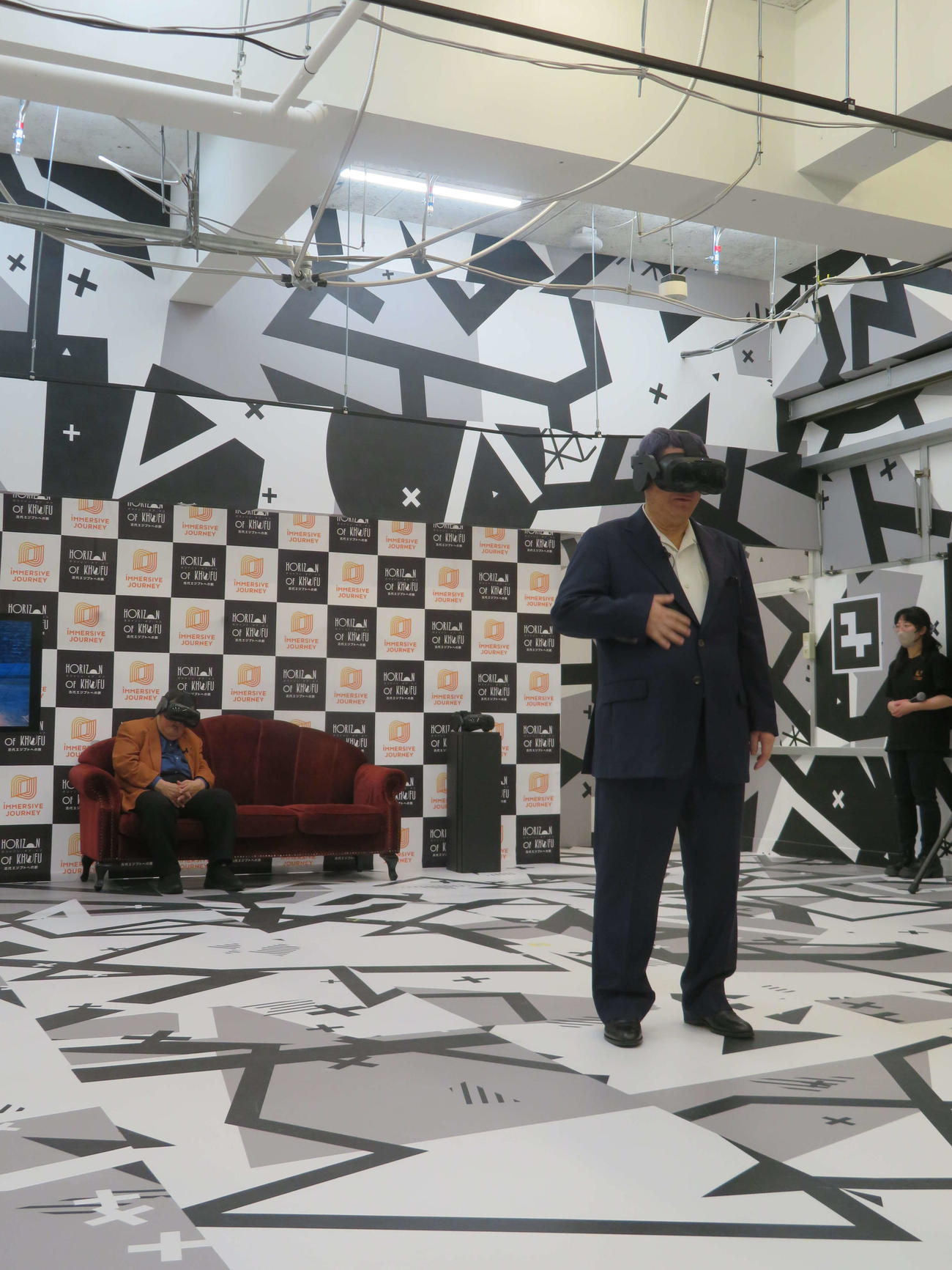 「IMMERSIVE JOURNEY」開館発表会＆先行体験会で、実際にVRを体験する吉村作治氏（左）と北野武監督（撮影・村上幸将）