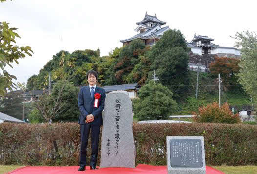 ふるさとの福知山城下で句碑が建立された千原ジュニア