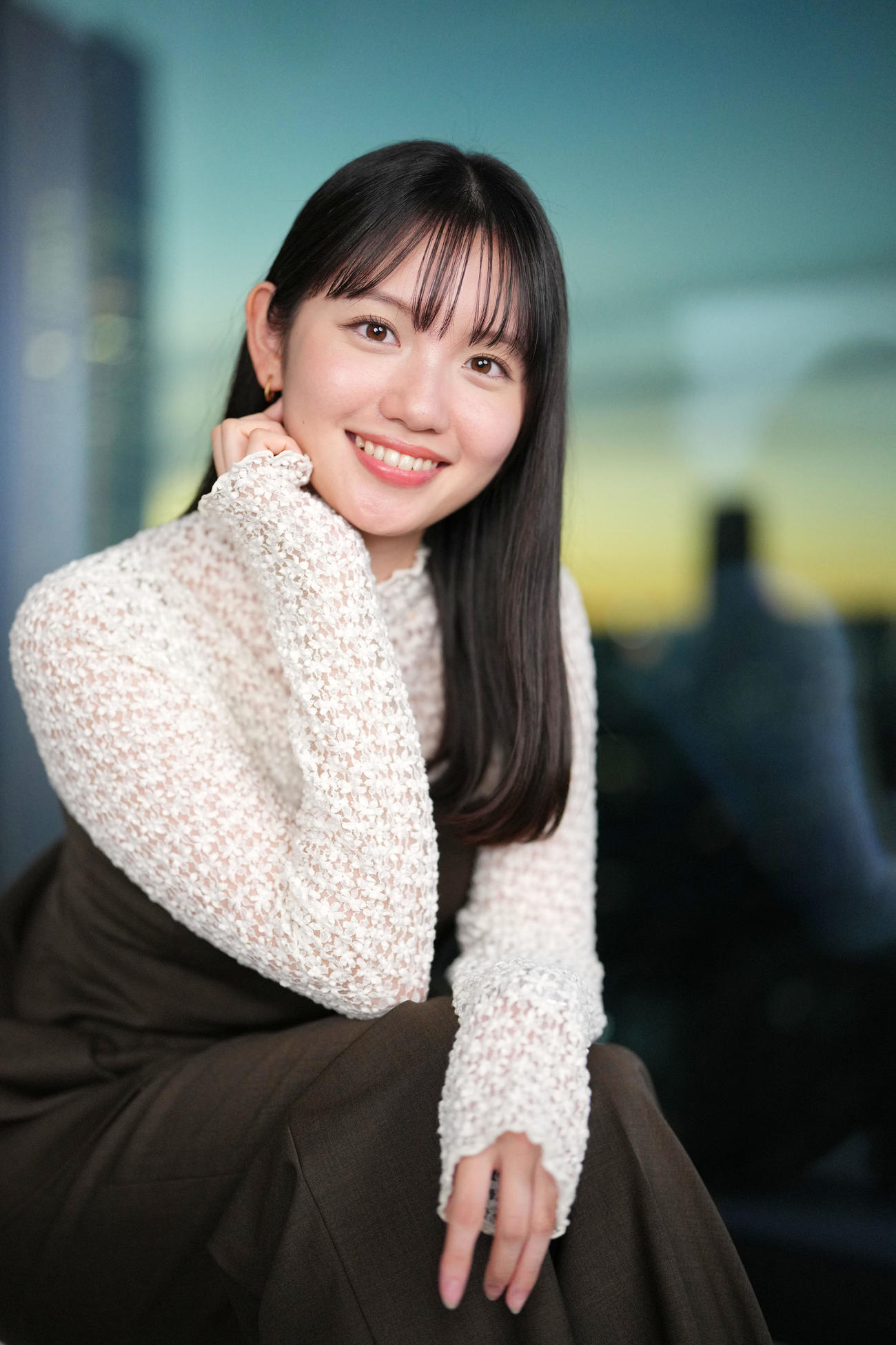 大人っぽく人懐っこい笑顔でカメラを見つめるテレビ東京の田中瞳アナウンサー（撮影・横山健太）