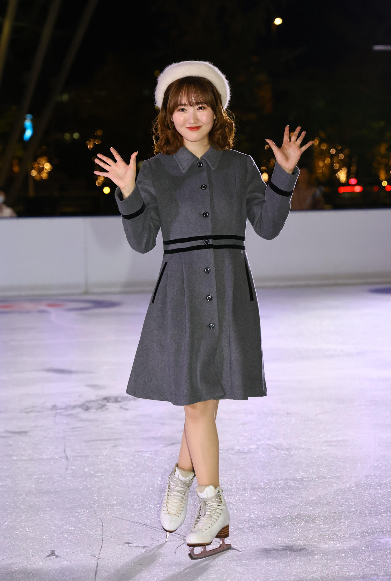 アイスリンク「つるんつるん」で初滑りを終え、ポーズをとる本田望結（撮影・藤尾明華）