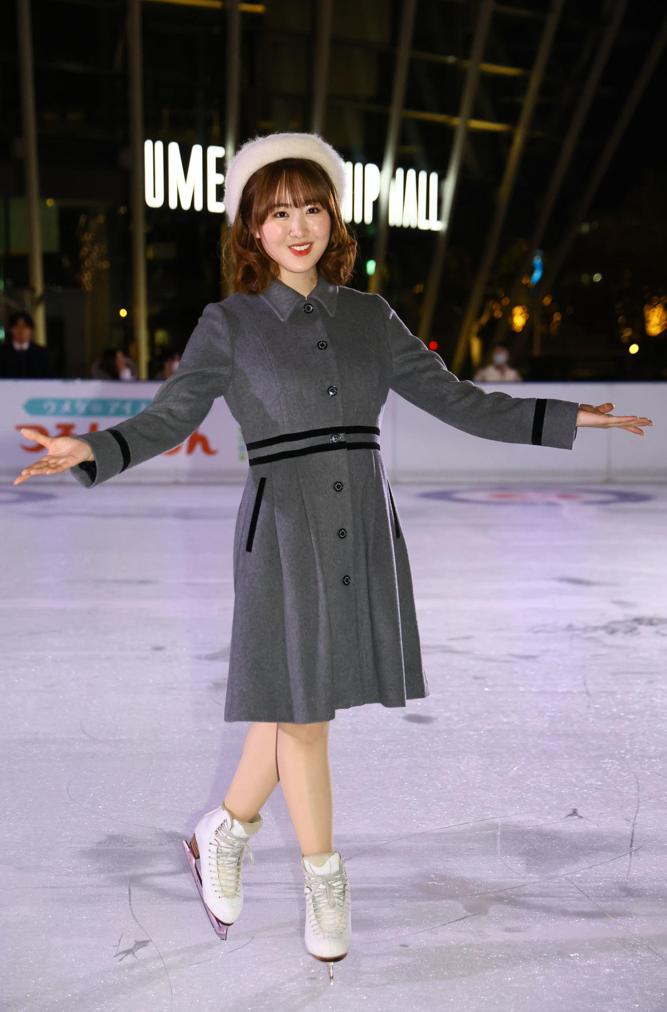 アイスリンク「つるんつるん」で初滑りを終え、ポーズをとる本田望結（撮影・藤尾明華）