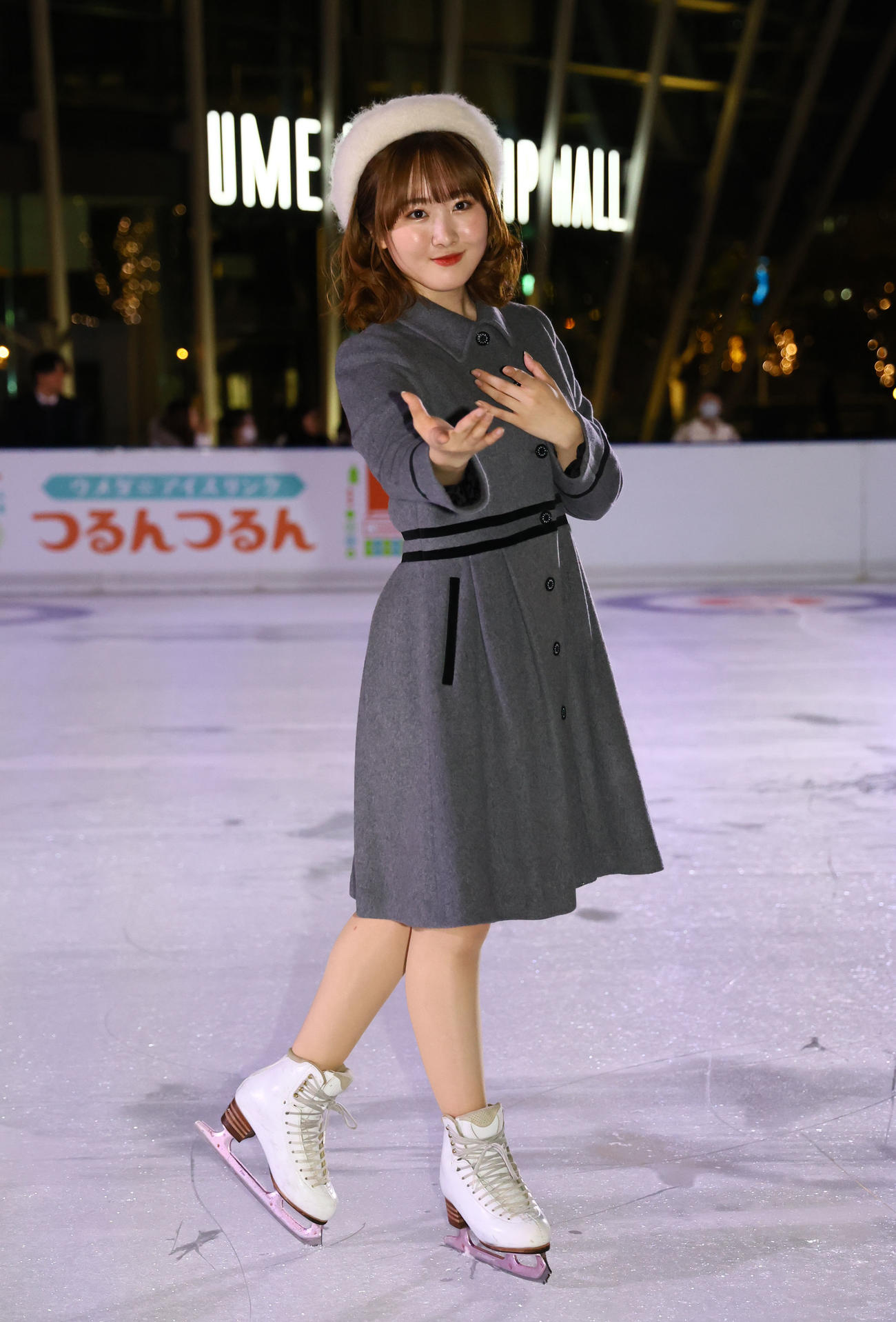 アイスリンク「つるんつるん」で初滑りを終え、ポーズをとる本田望結（撮影・藤尾明華）