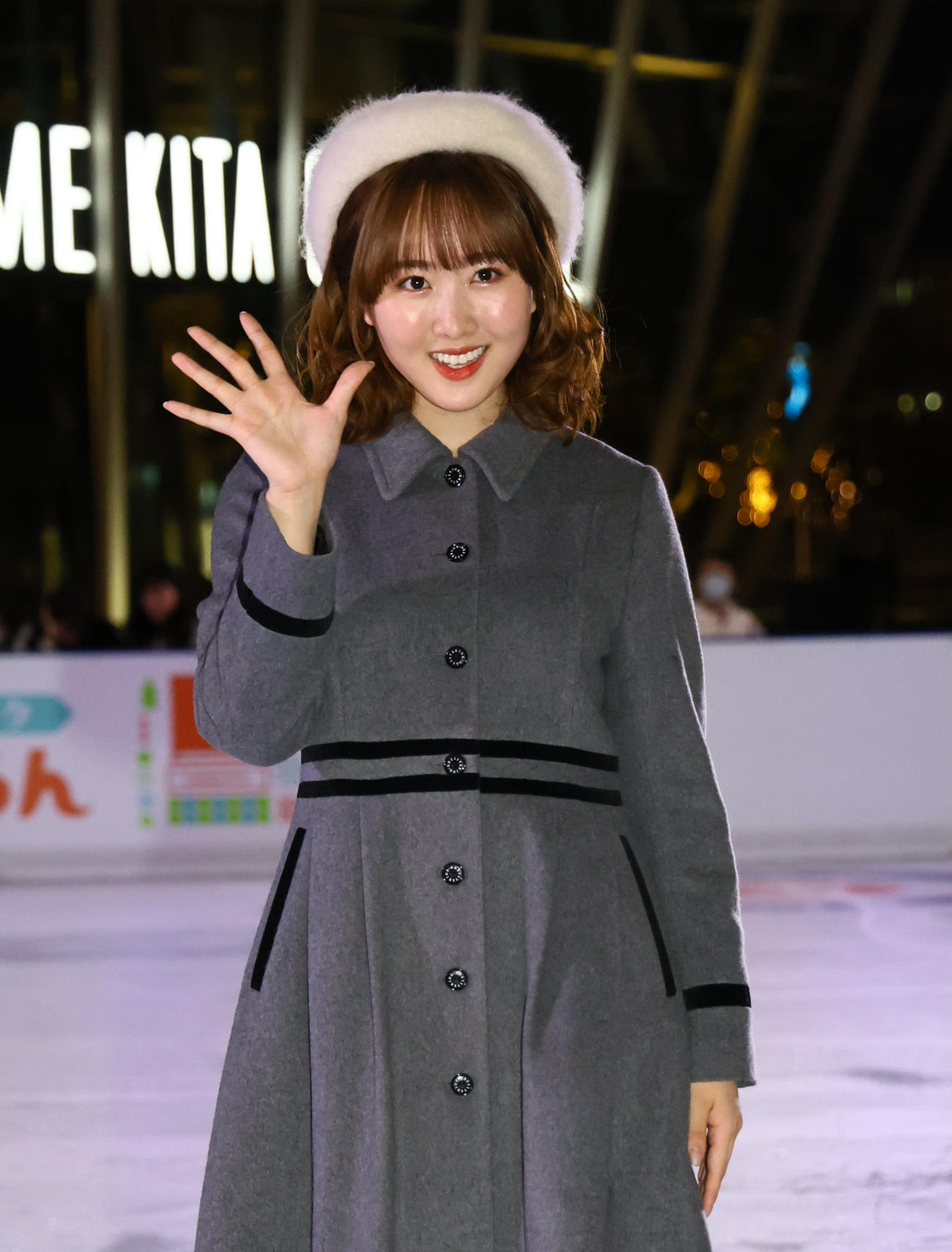 アイスリンク「つるんつるん」で初滑りを終え、ポーズをとる本田望結（撮影・藤尾明華）
