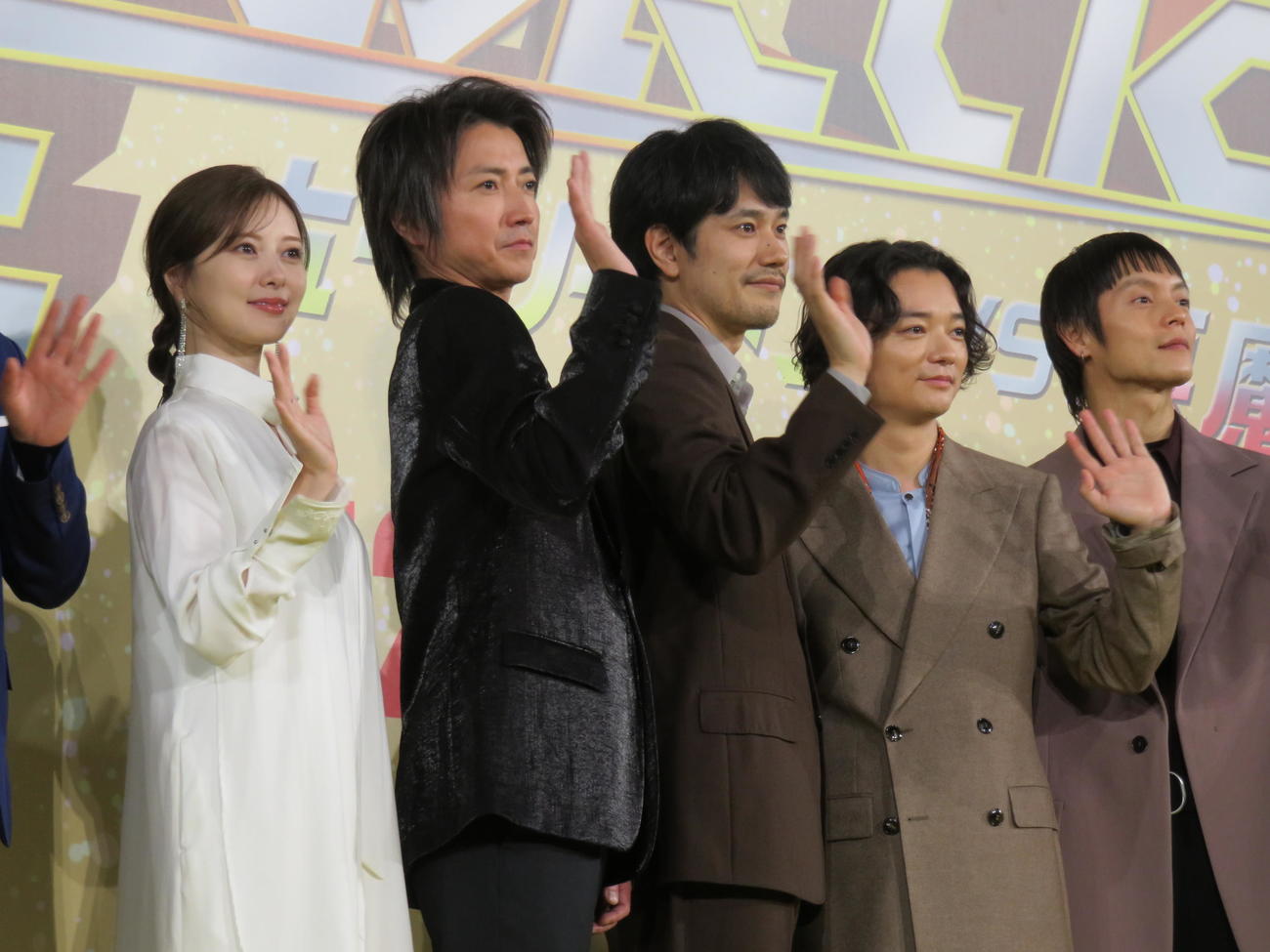 映画「聖☆おにいさん　THE MOVIE～ホーリーメンVS悪魔軍団～」の完成報告会に出席した、左から白石麻衣、藤原竜也、松山ケンイチ、染谷将太、窪田正孝