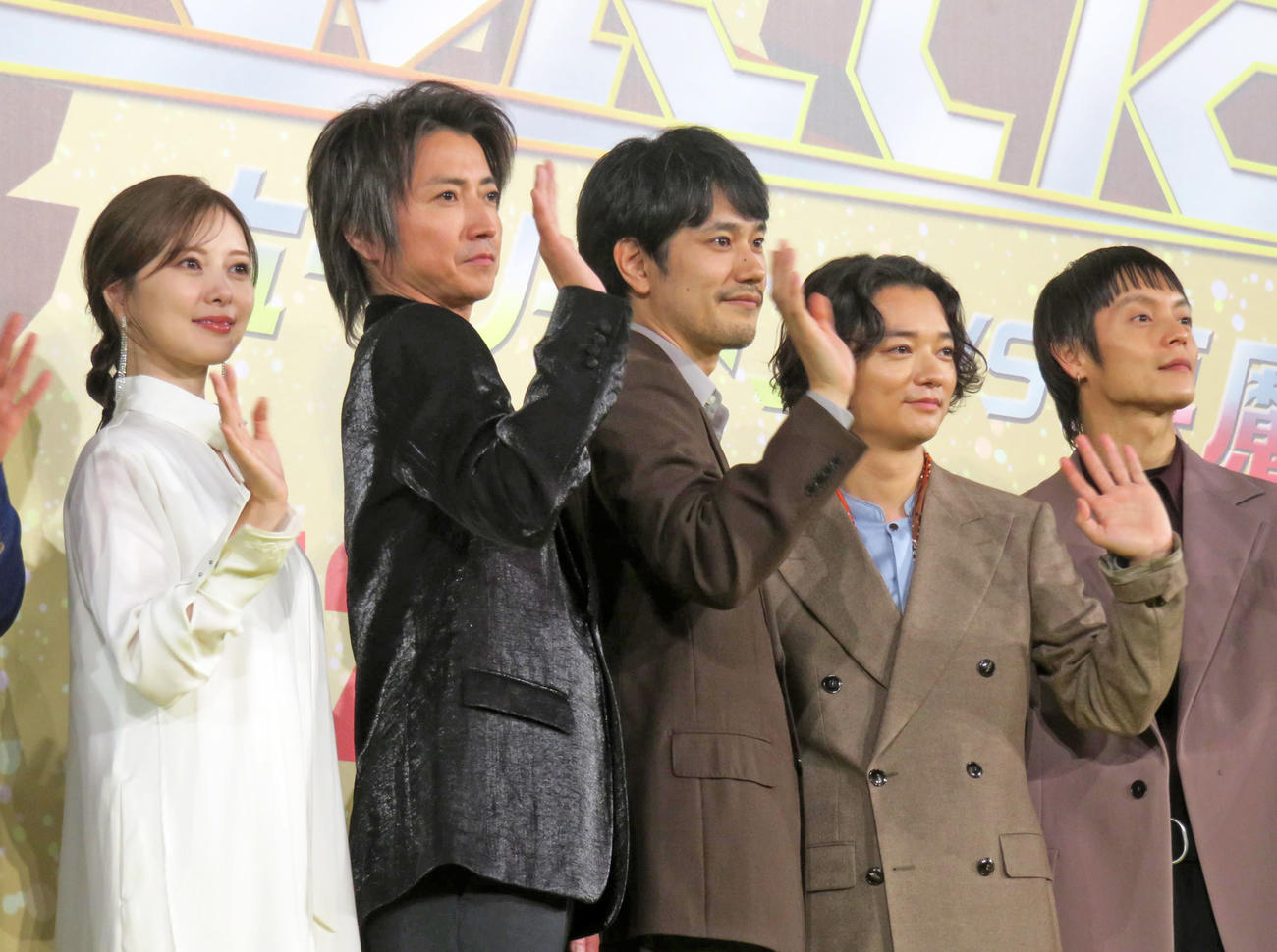 映画「聖☆おにいさん　THE MOVIE～ホーリーメンVS悪魔軍団～」の完成報告会に出席した、左から白石麻衣、藤原竜也、松山ケンイチ、染谷将太、窪田正孝
