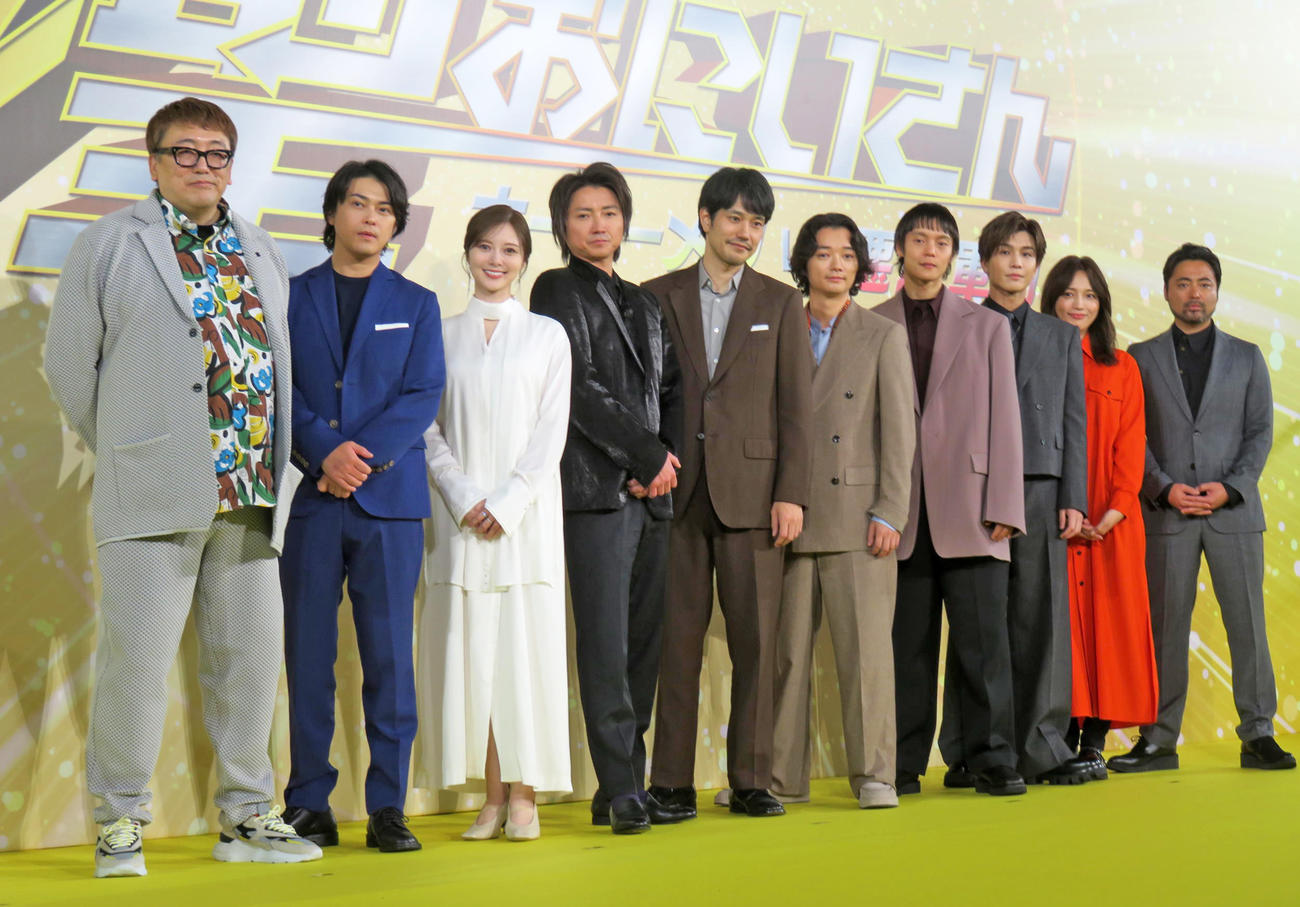 映画「聖☆おにいさん　THE MOVIE～ホーリーメンVS悪魔軍団～」の完成報告会に出席した、左から福田雄一監督、勝地涼、白石麻衣、藤原竜也、松山ケンイチ、染谷将太、窪田正孝、岩田剛典、川口春奈、山田孝之