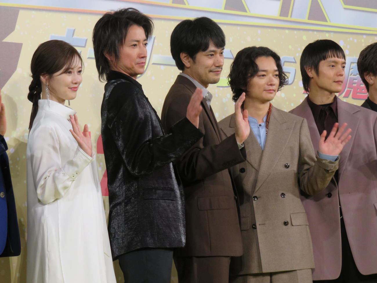 映画「聖☆おにいさん　THE MOVIE～ホーリーメンVS悪魔軍団～」の完成報告会に出席した、左から白石麻衣、藤原竜也、松山ケンイチ、染谷将太、窪田正孝